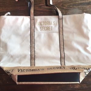 ❤️NWT Victoria’s Secret Weekend Bag❤️